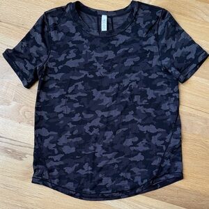 lululemon athletica Black Gray Camo women’s workout Tee size 6